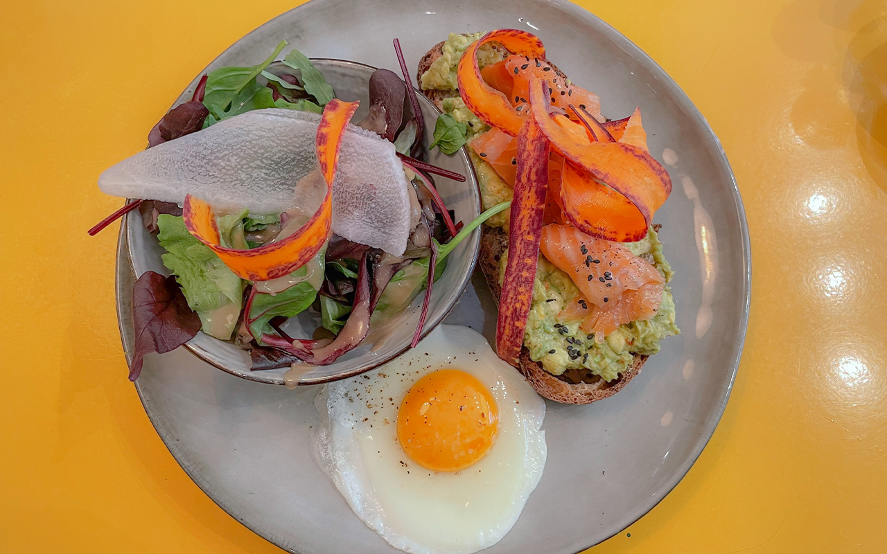 Assiette avec tartine avocat et oeuf