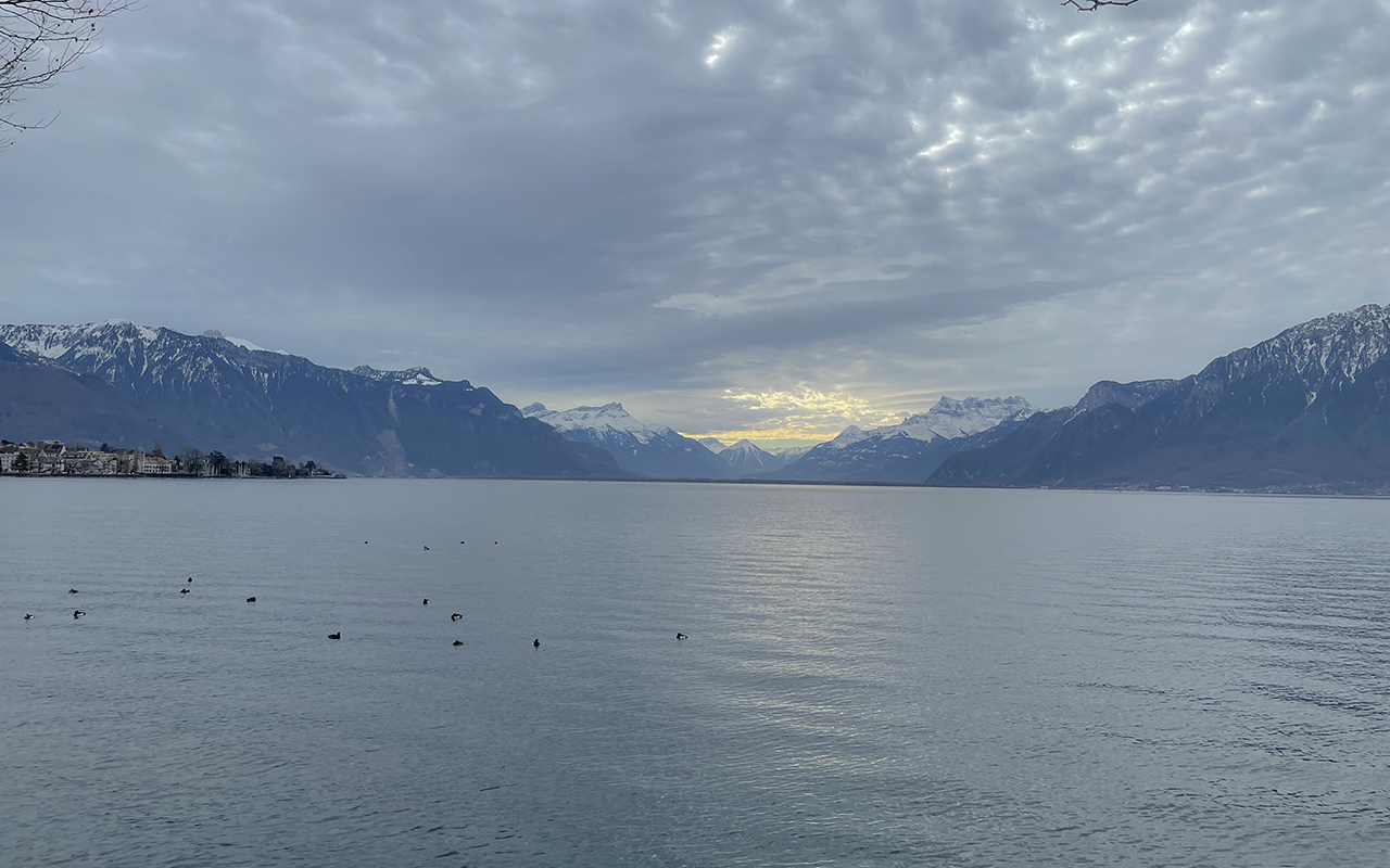 Lac Léman entouré des montagnes