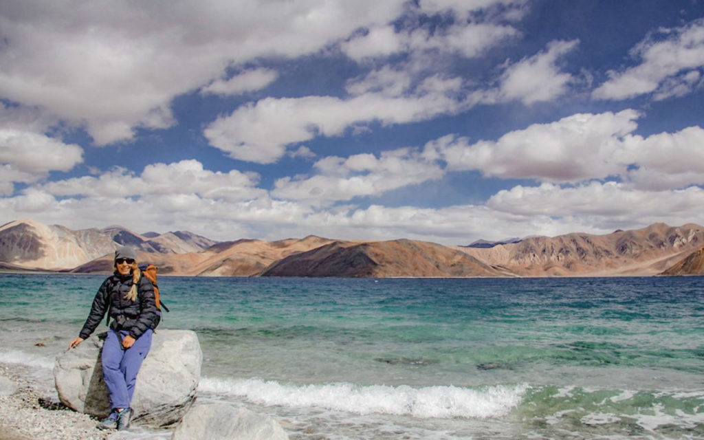 Fille se tenant au bord de la mer