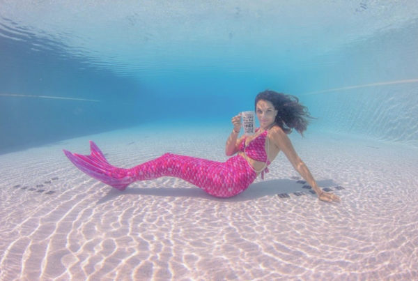 Fille en sirène dans une piscine