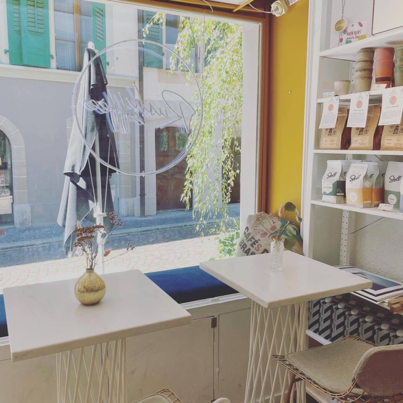 tables et chaises dans un café avec vitrine