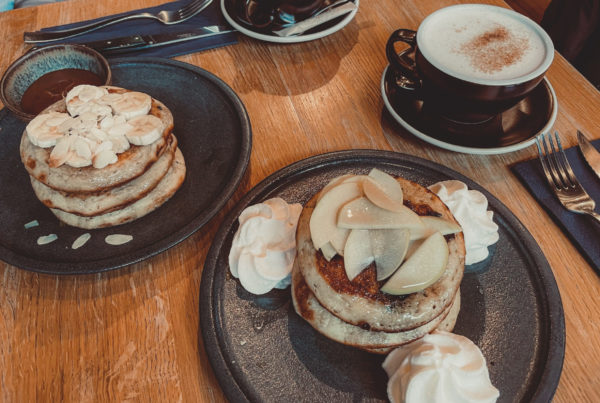 Cafés et pancakes dans un café de Vevey
