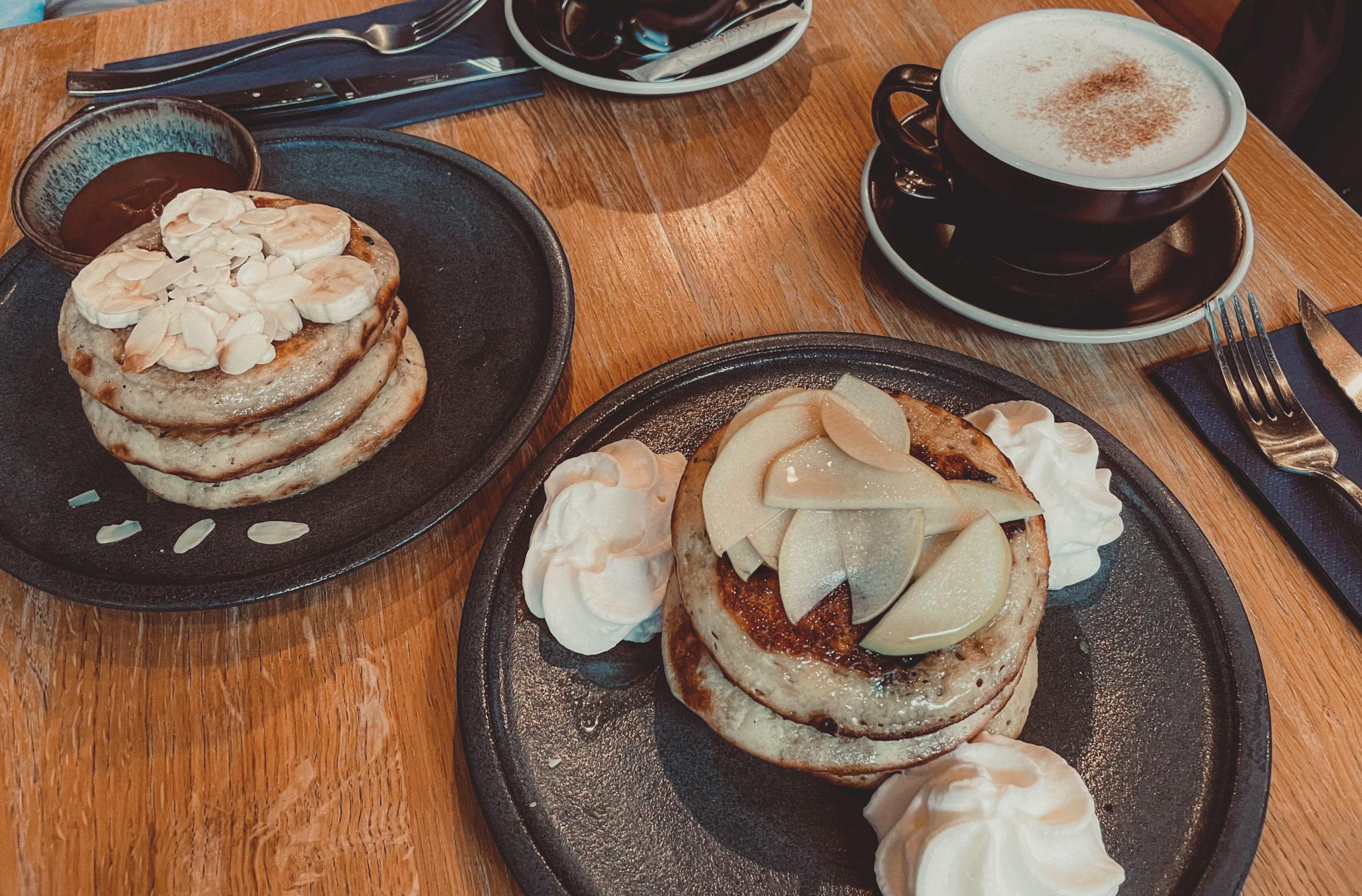 Cafés et pancakes dans un café de Vevey