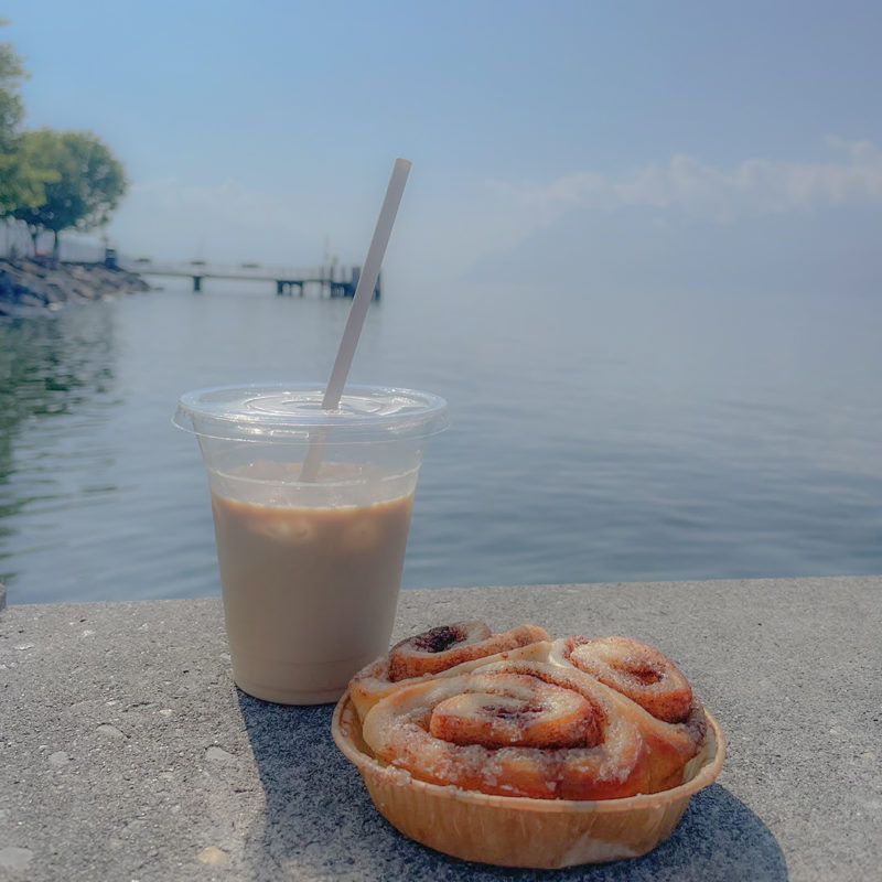 Cinnamon roll et café froid au bord du lac