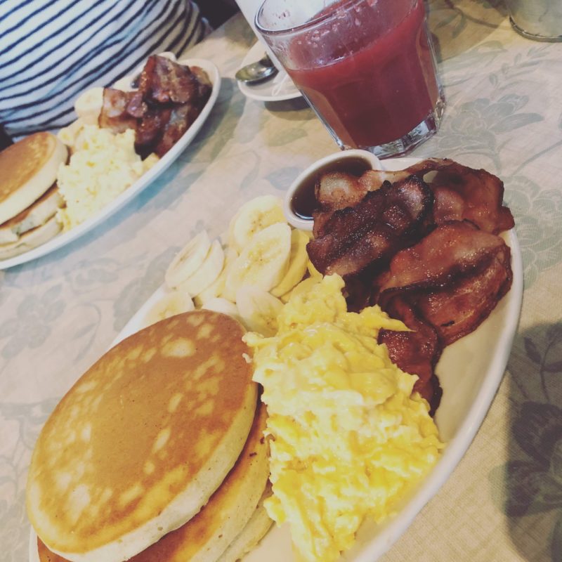 Assiette pancakes bacon et oeufs brouillés