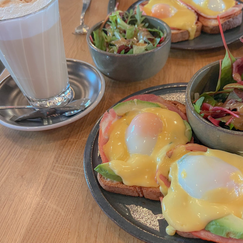 Assiette avec oeufs Bénédicte et café