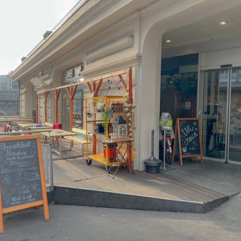 Terrasse et vitrine d'un restaurant à Lausanne