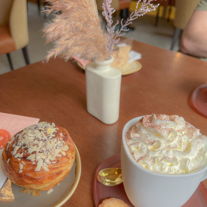 Tasse de café avec pâtisserie