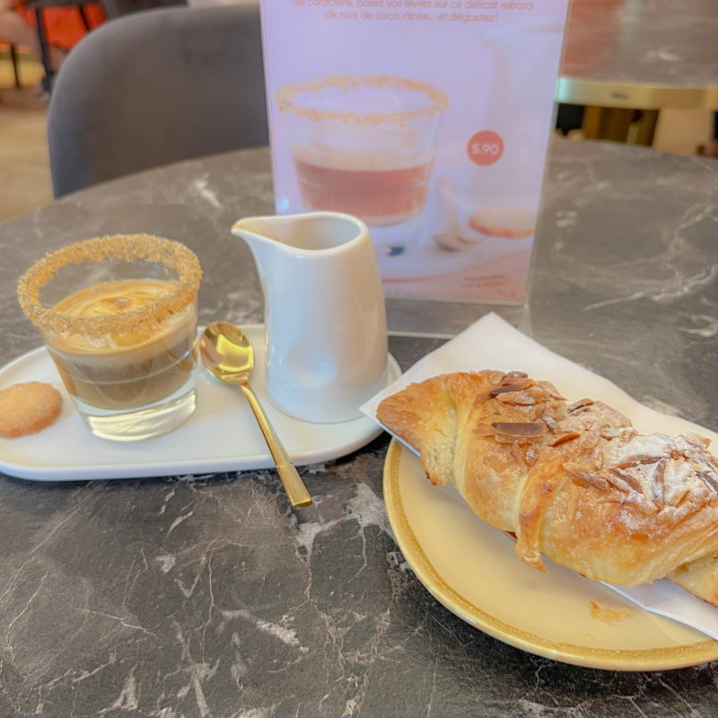 Tasse de café avec pâtisserie