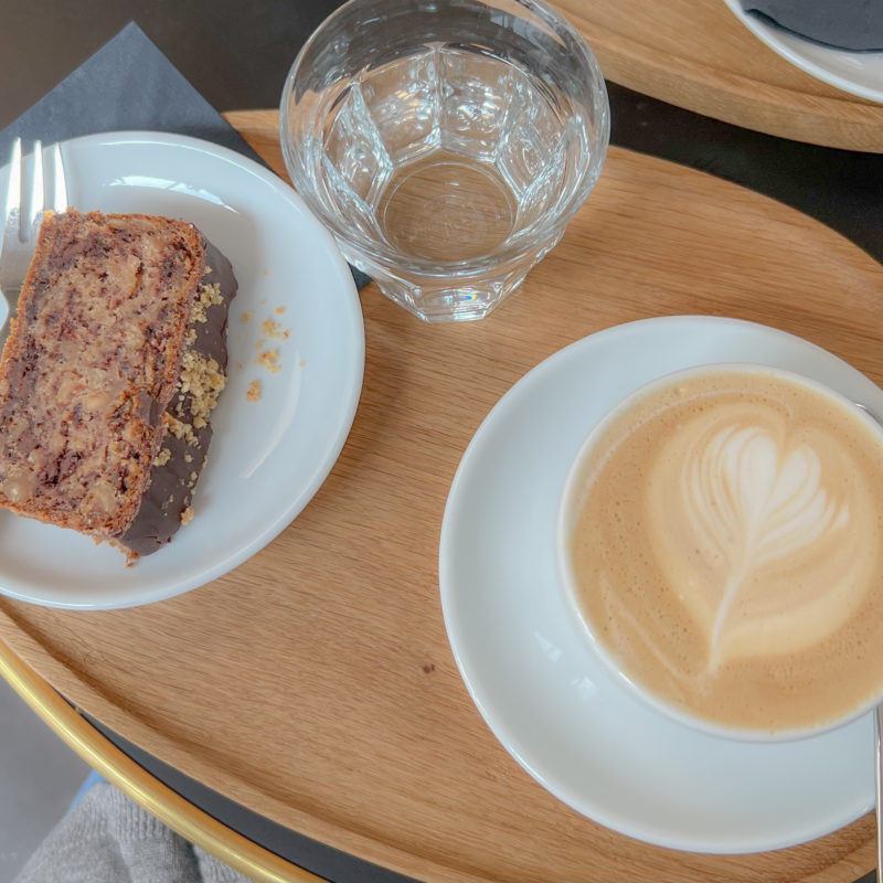 Tasse de café avec pâtisserie