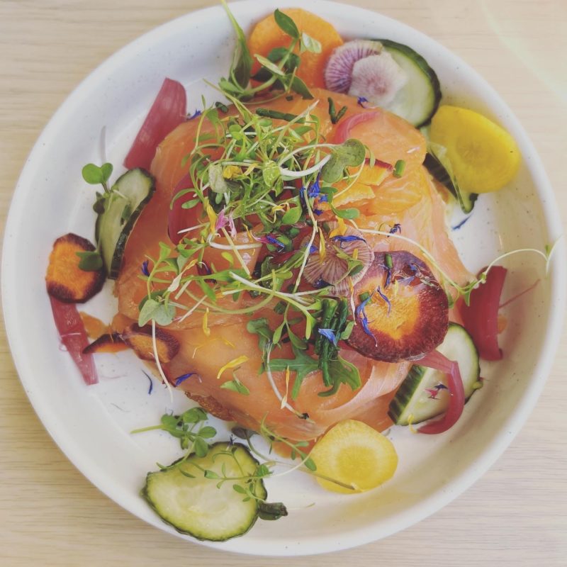 Assiette avec saumon fumé et légumes crus