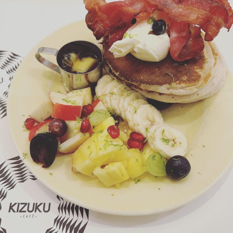 Assiette de pancakes, fruits et bacon